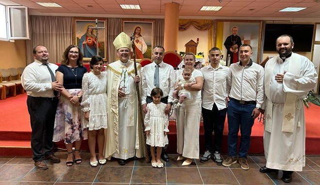 Biskup Radoš krstio Milu Franku, peto dijete obitelji Tišljarić iz Koprivnice